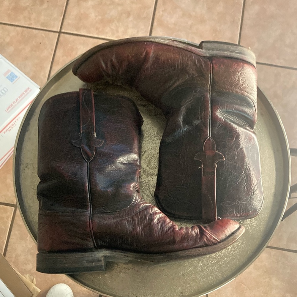 Lucchese burgundy roper 10 EE